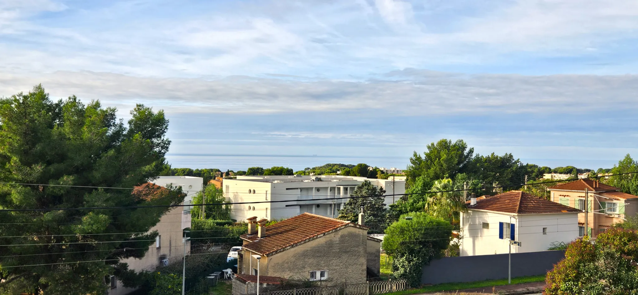 Appartement T2 rénové avec vue mer à Bandol, dernier étage, loggia plein sud, parking inclus 