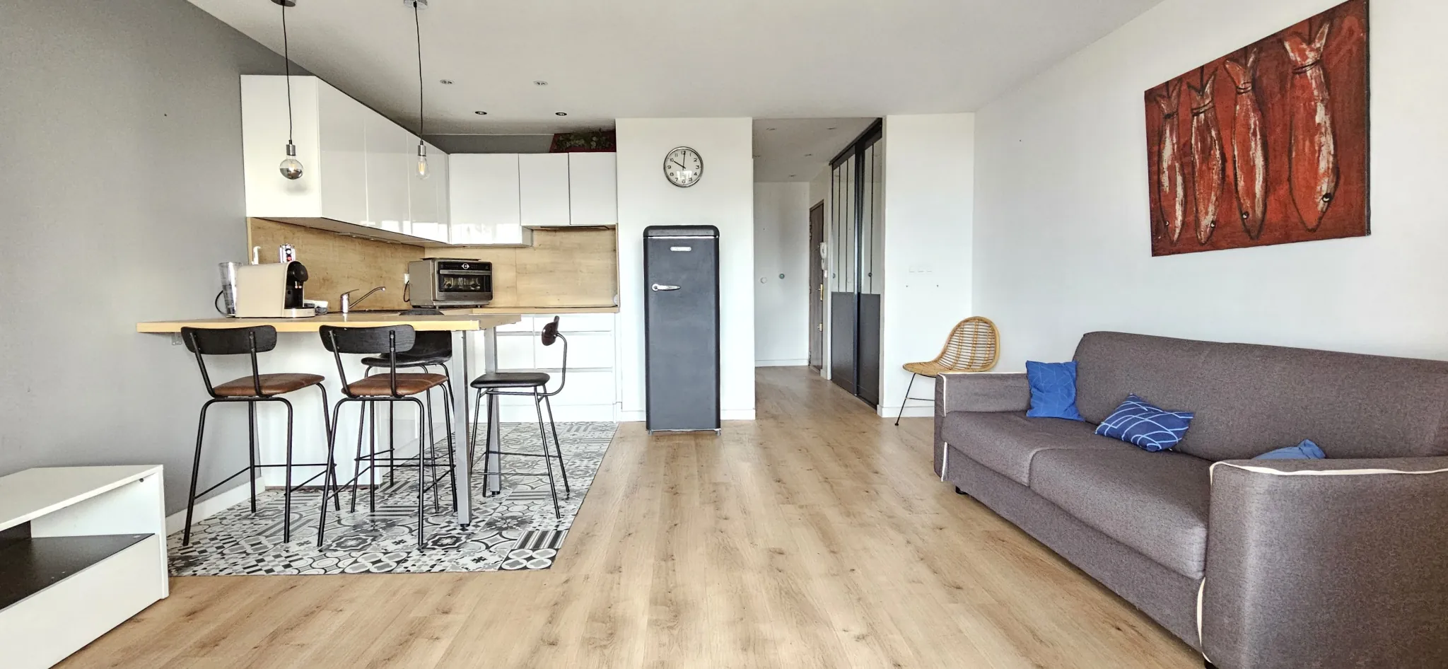 Appartement T2 rénové avec vue mer à Bandol, dernier étage, loggia plein sud, parking inclus 