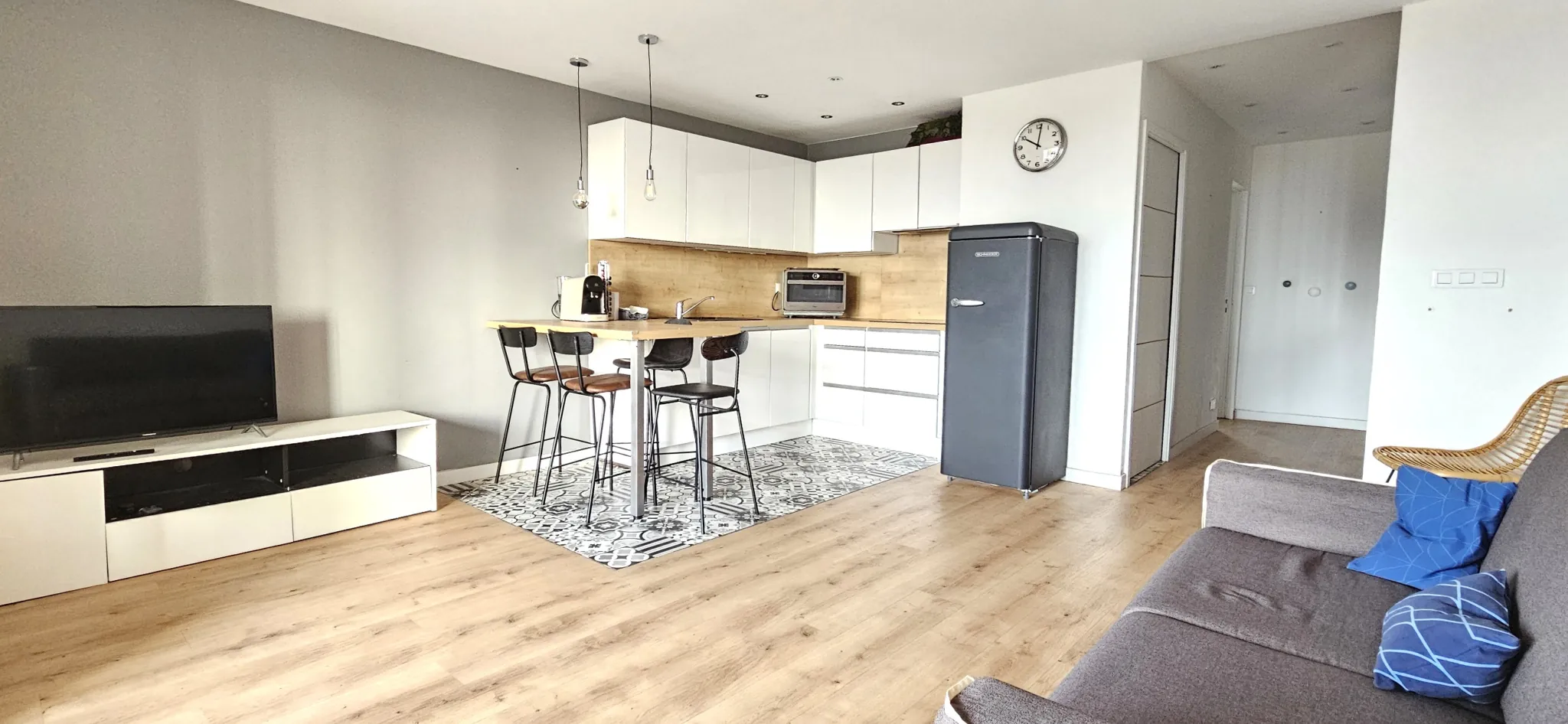 Appartement T2 rénové avec vue mer à Bandol, dernier étage, loggia plein sud, parking inclus 