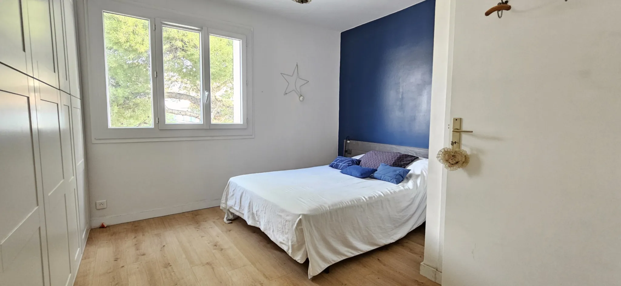 Appartement T2 rénové avec vue mer à Bandol, dernier étage, loggia plein sud, parking inclus 