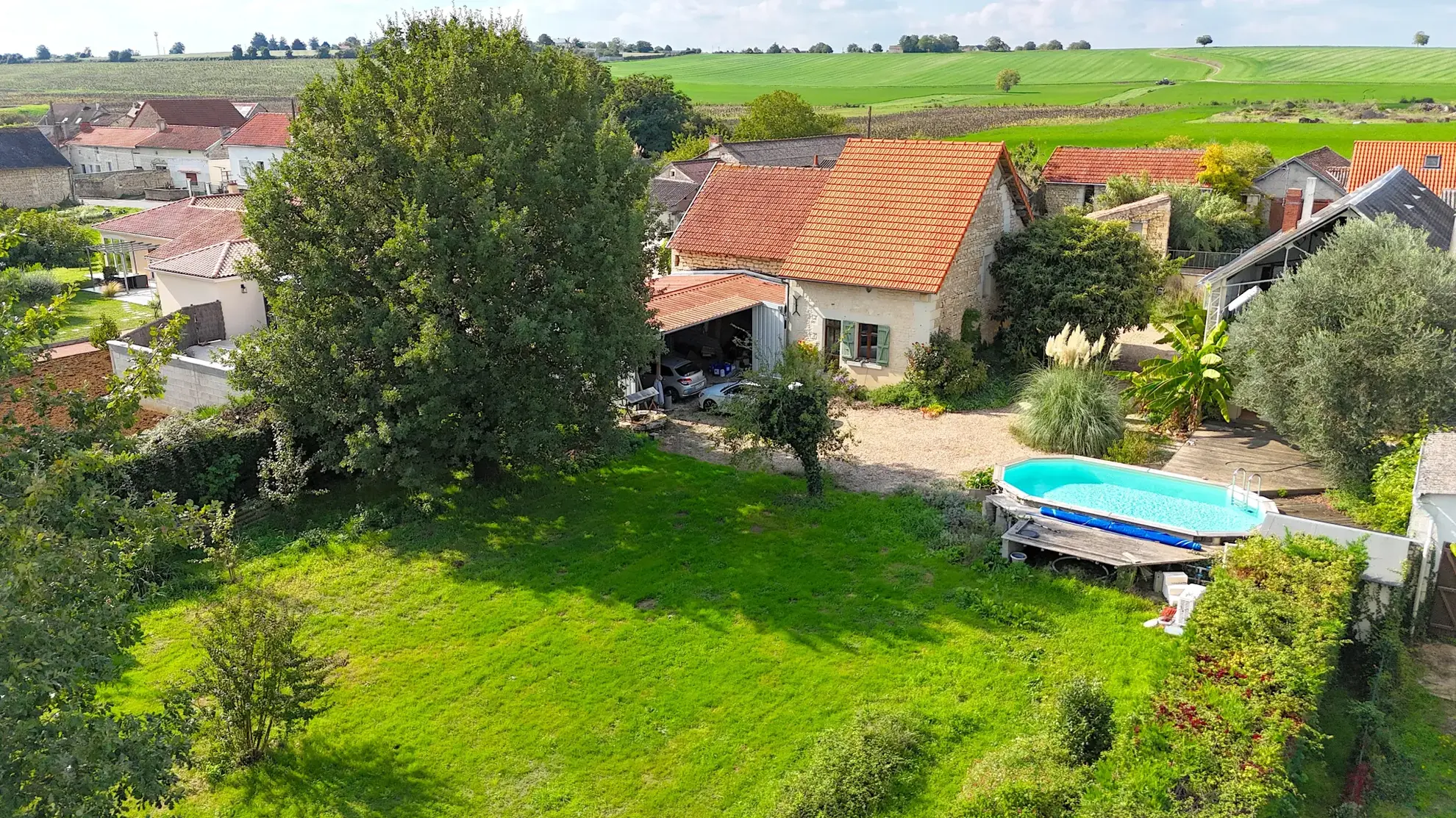 Maison en pierre avec piscine, dépendances et charme authentique à Naintré 