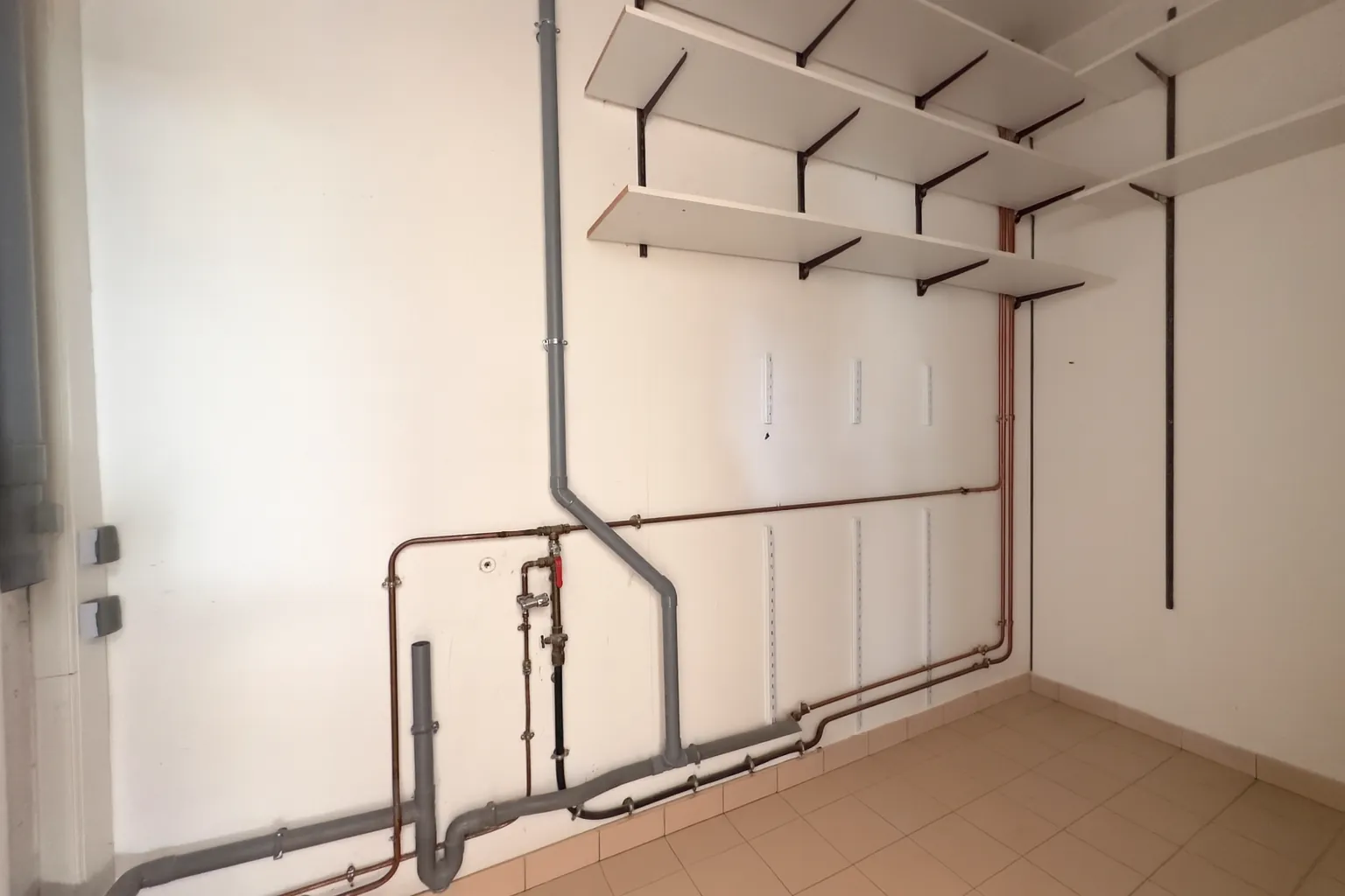 Maison en pierre avec piscine, dépendances et charme authentique à Naintré 