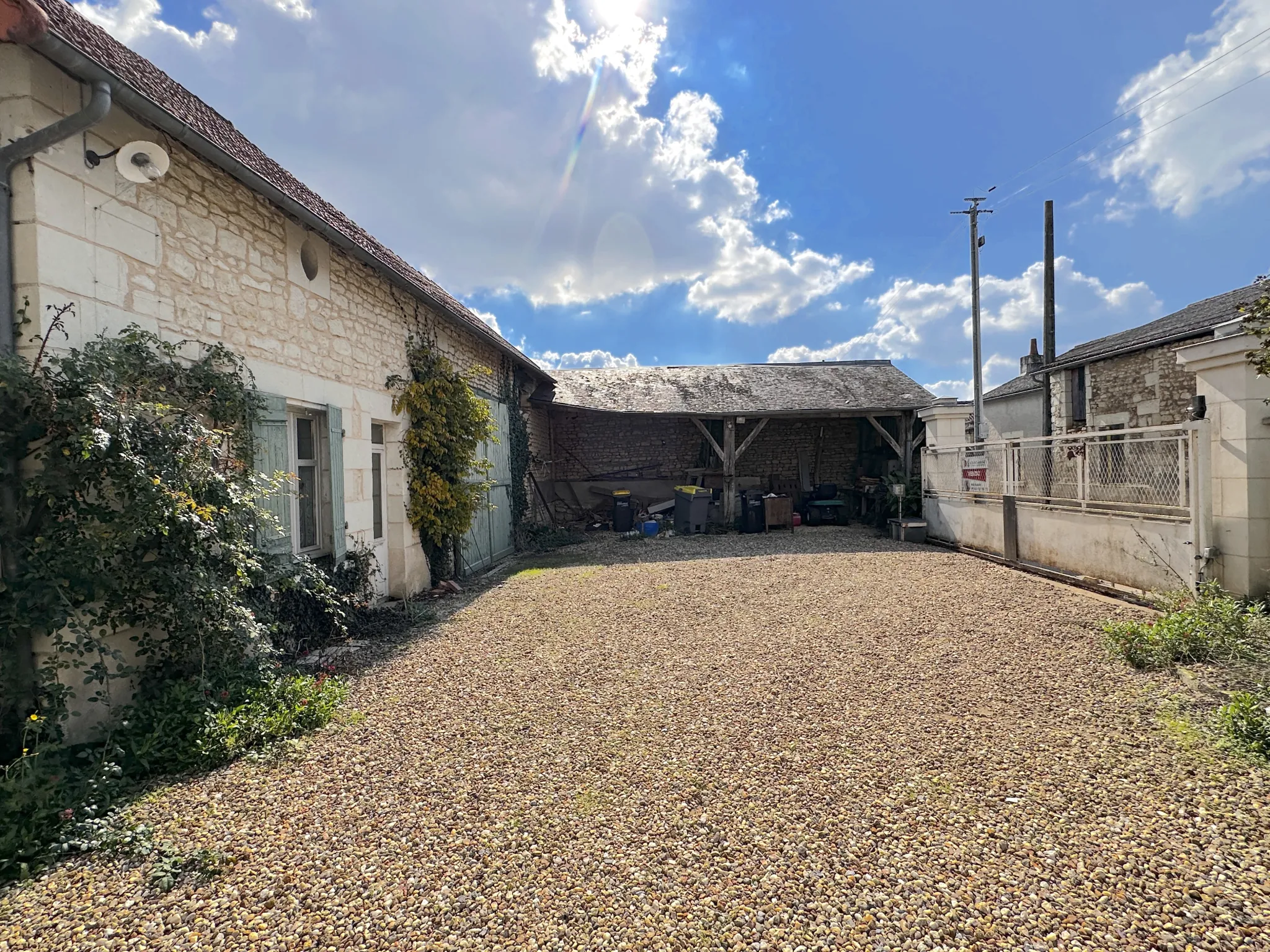 Maison en pierre avec piscine, dépendances et charme authentique à Naintré 