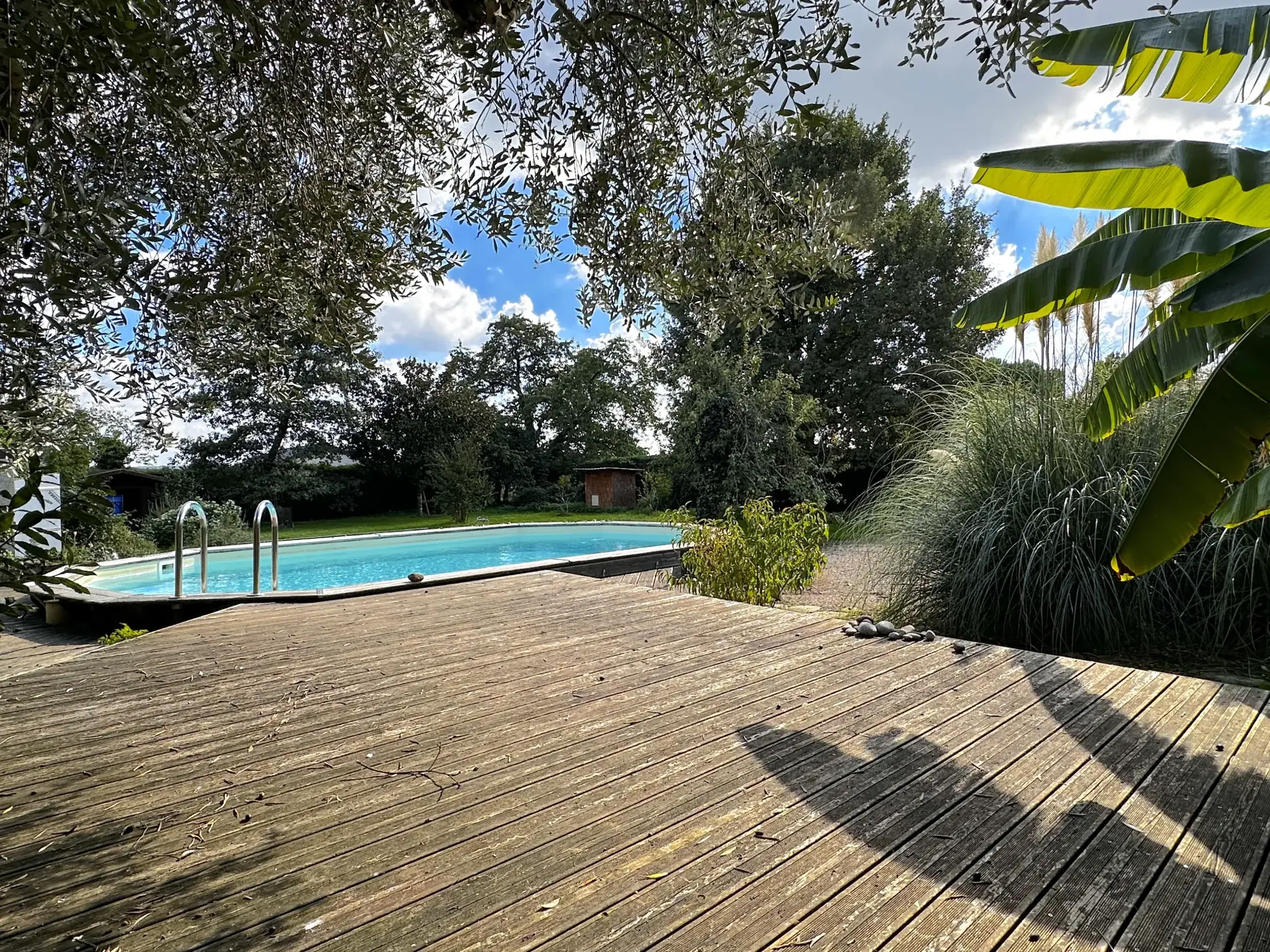 Maison en pierre avec piscine, dépendances et charme authentique à Naintré 