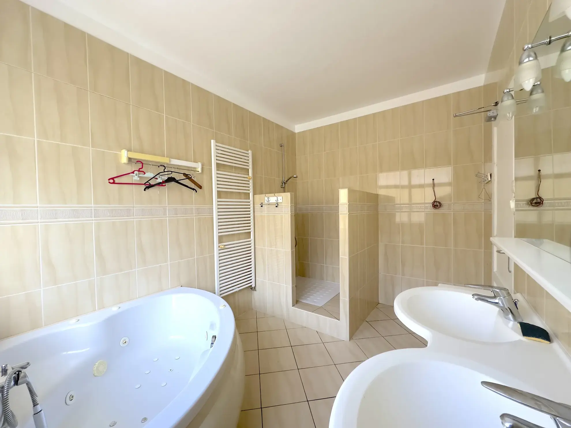 Maison en pierre avec piscine, dépendances et charme authentique à Naintré 