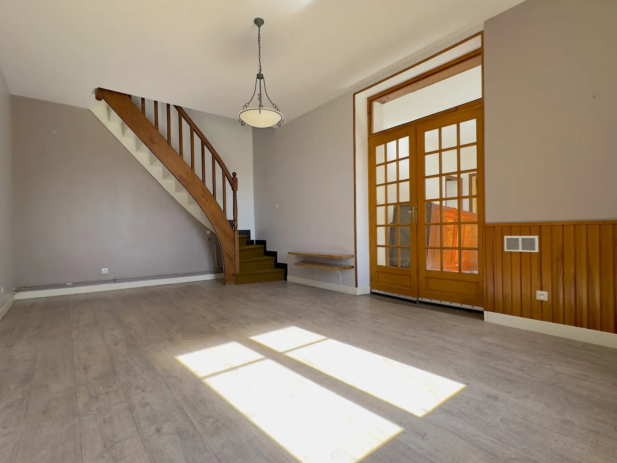 Maison en pierre avec piscine, dépendances et charme authentique à Naintré 