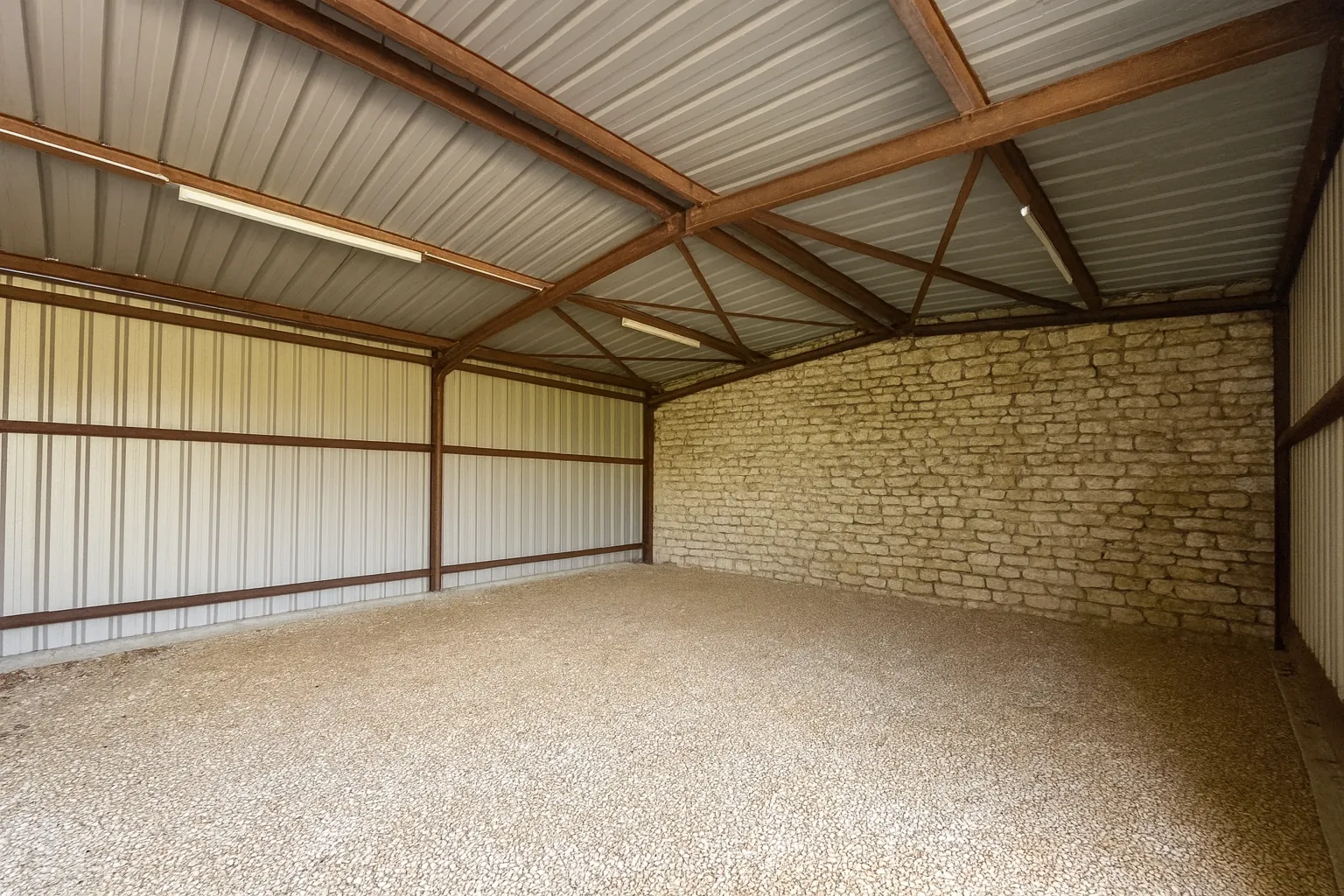 Maison en pierre avec piscine, dépendances et charme authentique à Naintré 