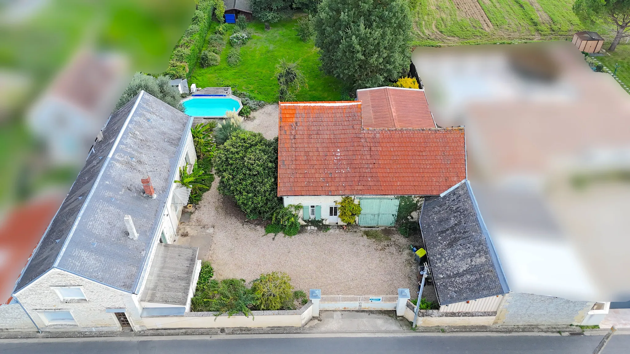 Maison en pierre avec piscine, dépendances et charme authentique à Naintré