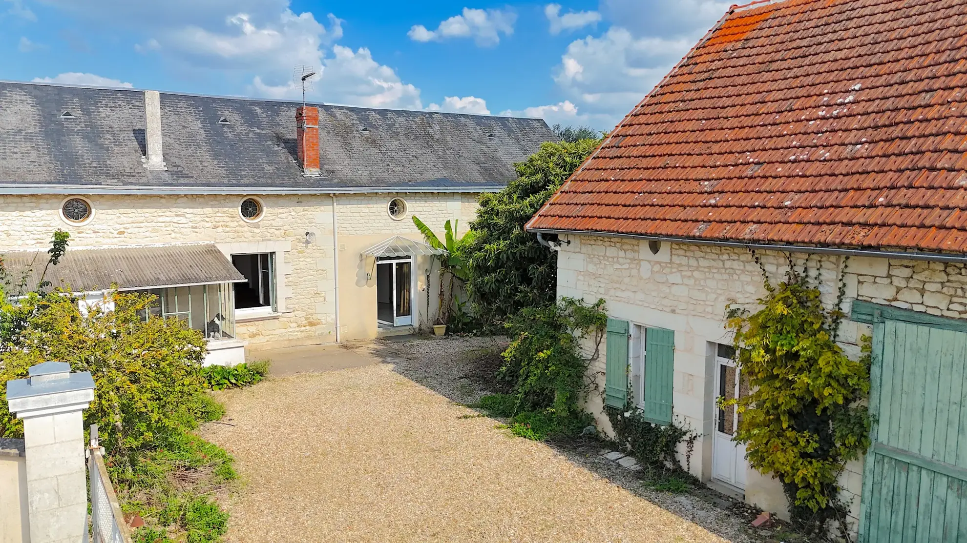 Maison en pierre avec piscine, dépendances et charme authentique à Naintré 