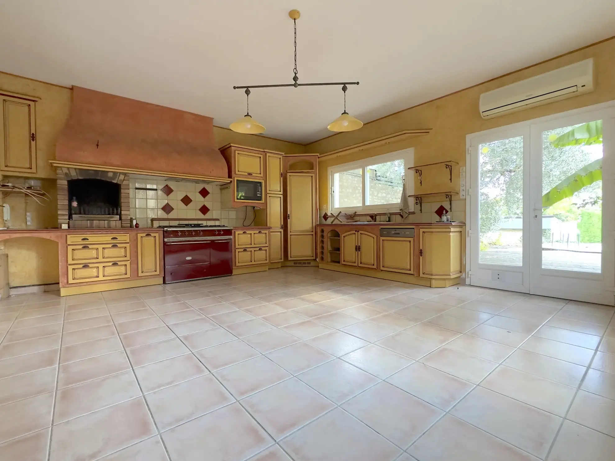 Maison en pierre avec piscine, dépendances et charme authentique à Naintré 