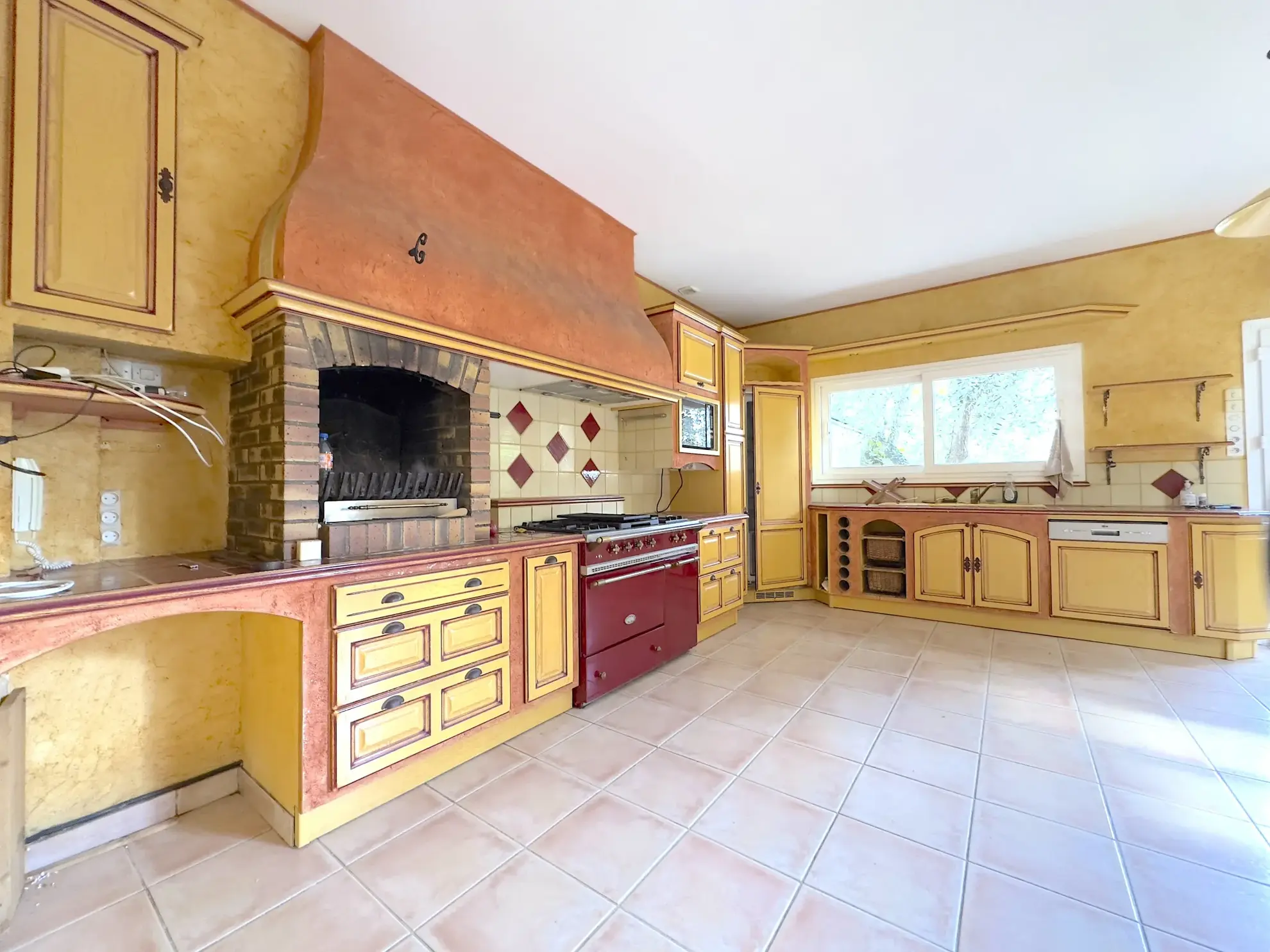 Maison en pierre avec piscine, dépendances et charme authentique à Naintré 