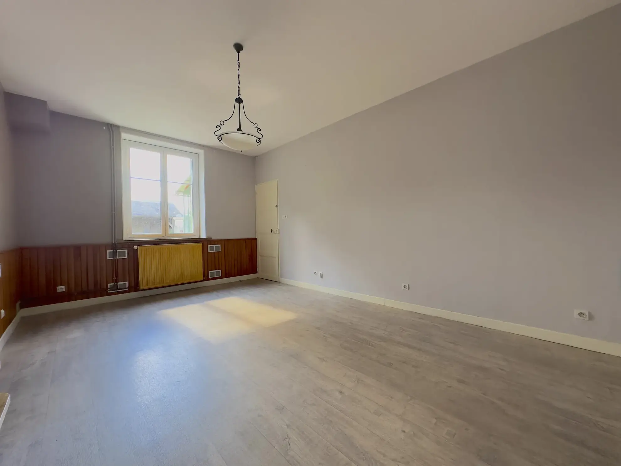 Maison en pierre avec piscine, dépendances et charme authentique à Naintré 