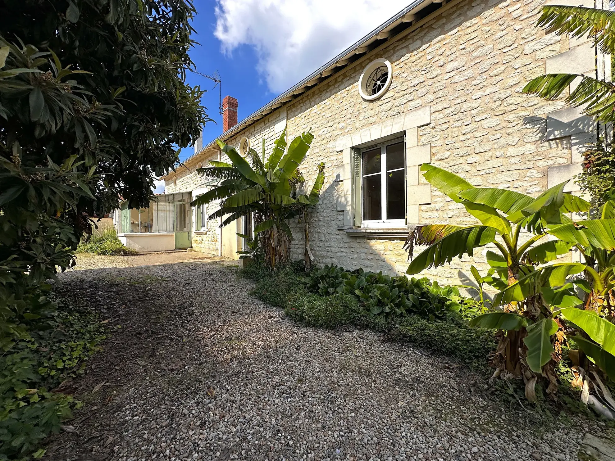 Maison en pierre avec piscine, dépendances et charme authentique à Naintré 