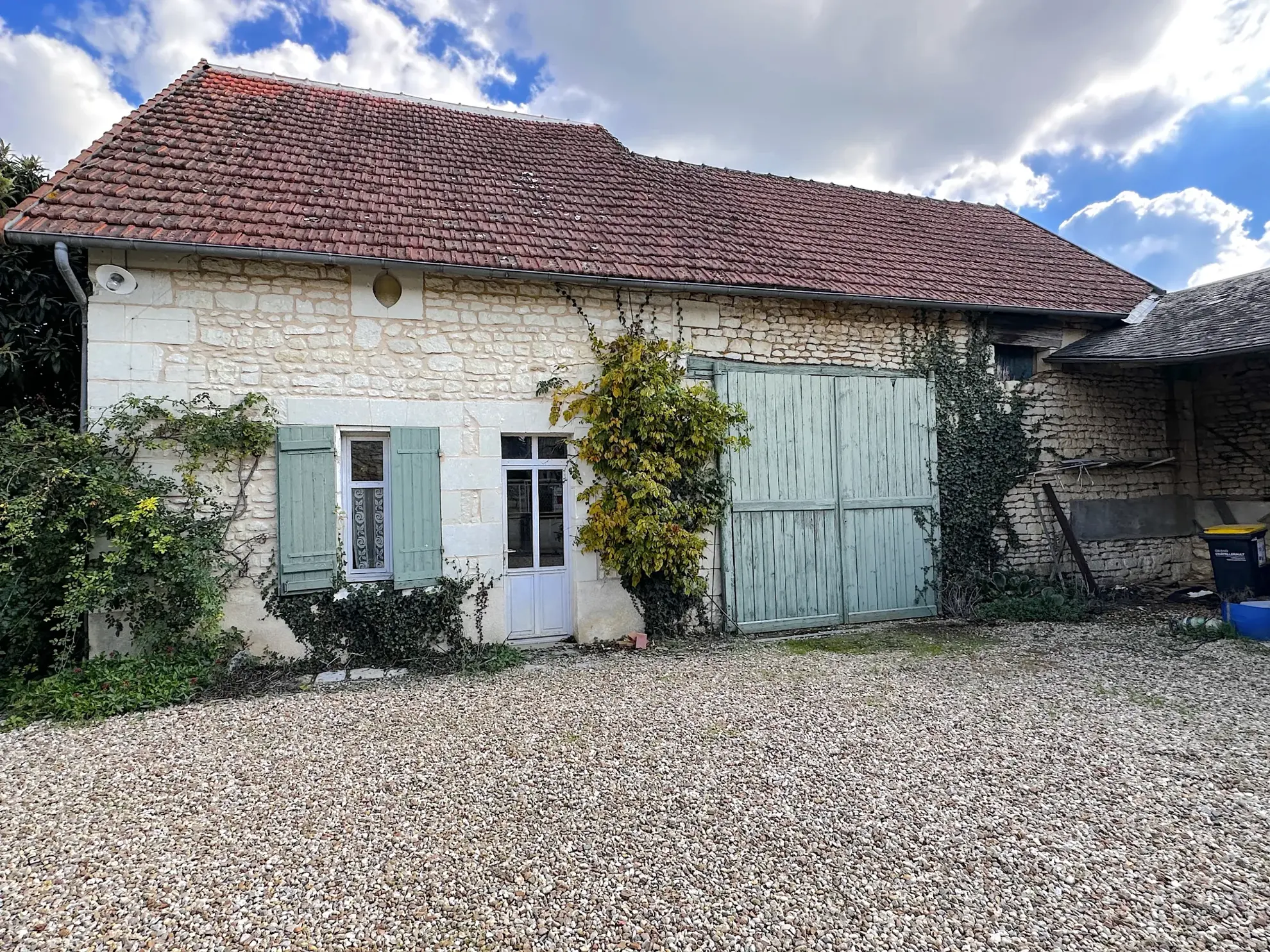 Maison en pierre avec piscine, dépendances et charme authentique à Naintré 