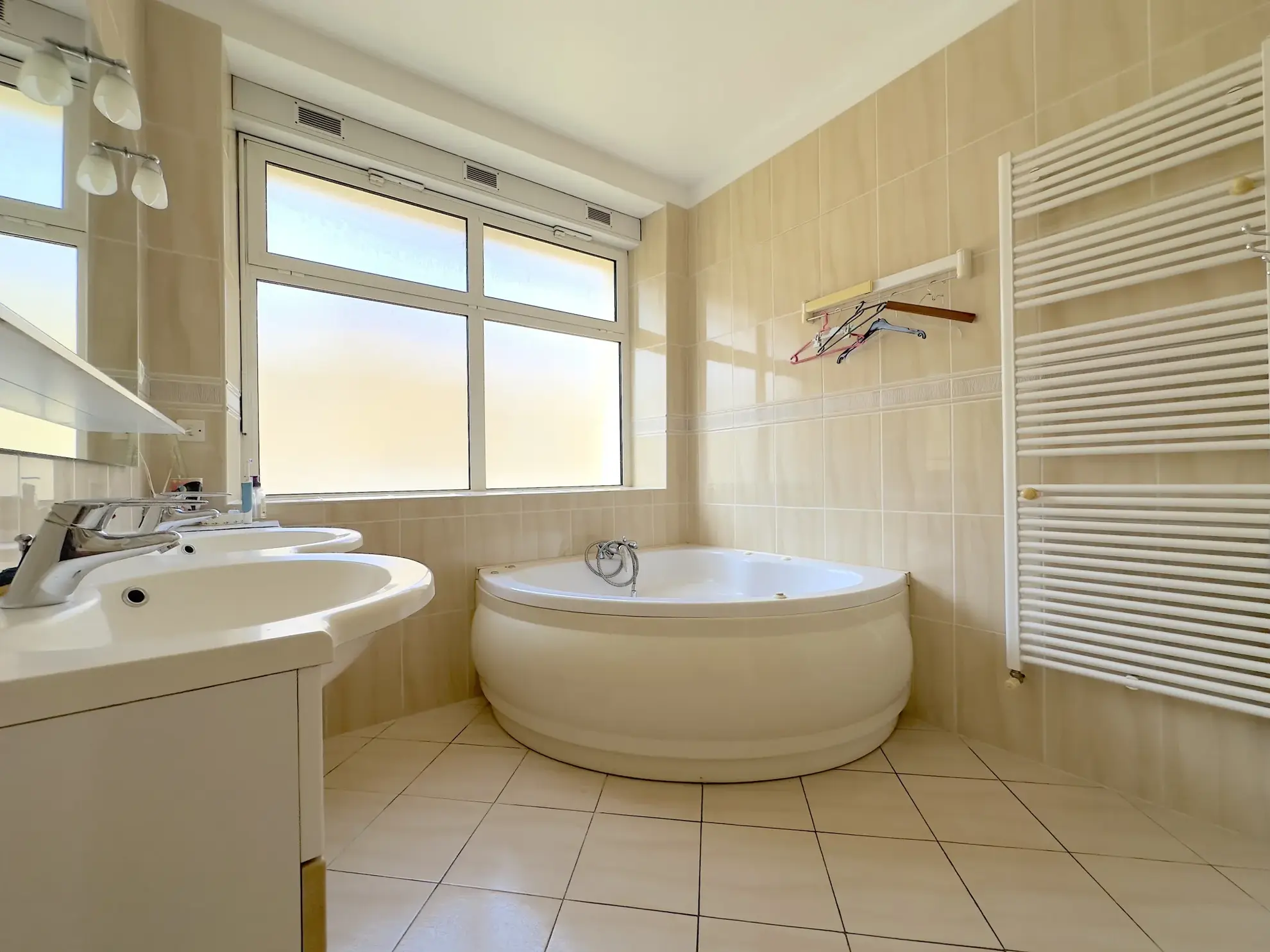 Maison en pierre avec piscine, dépendances et charme authentique à Naintré 