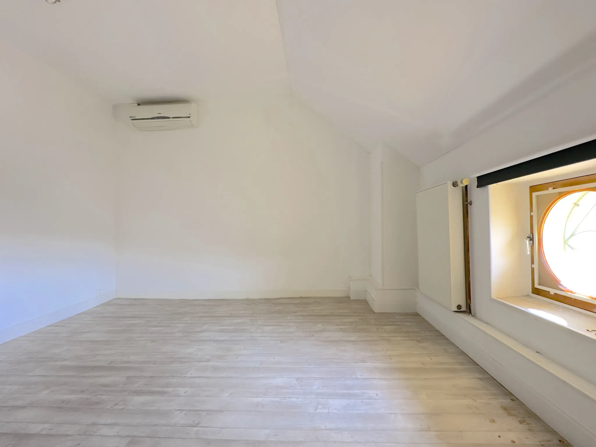 Maison en pierre avec piscine, dépendances et charme authentique à Naintré 