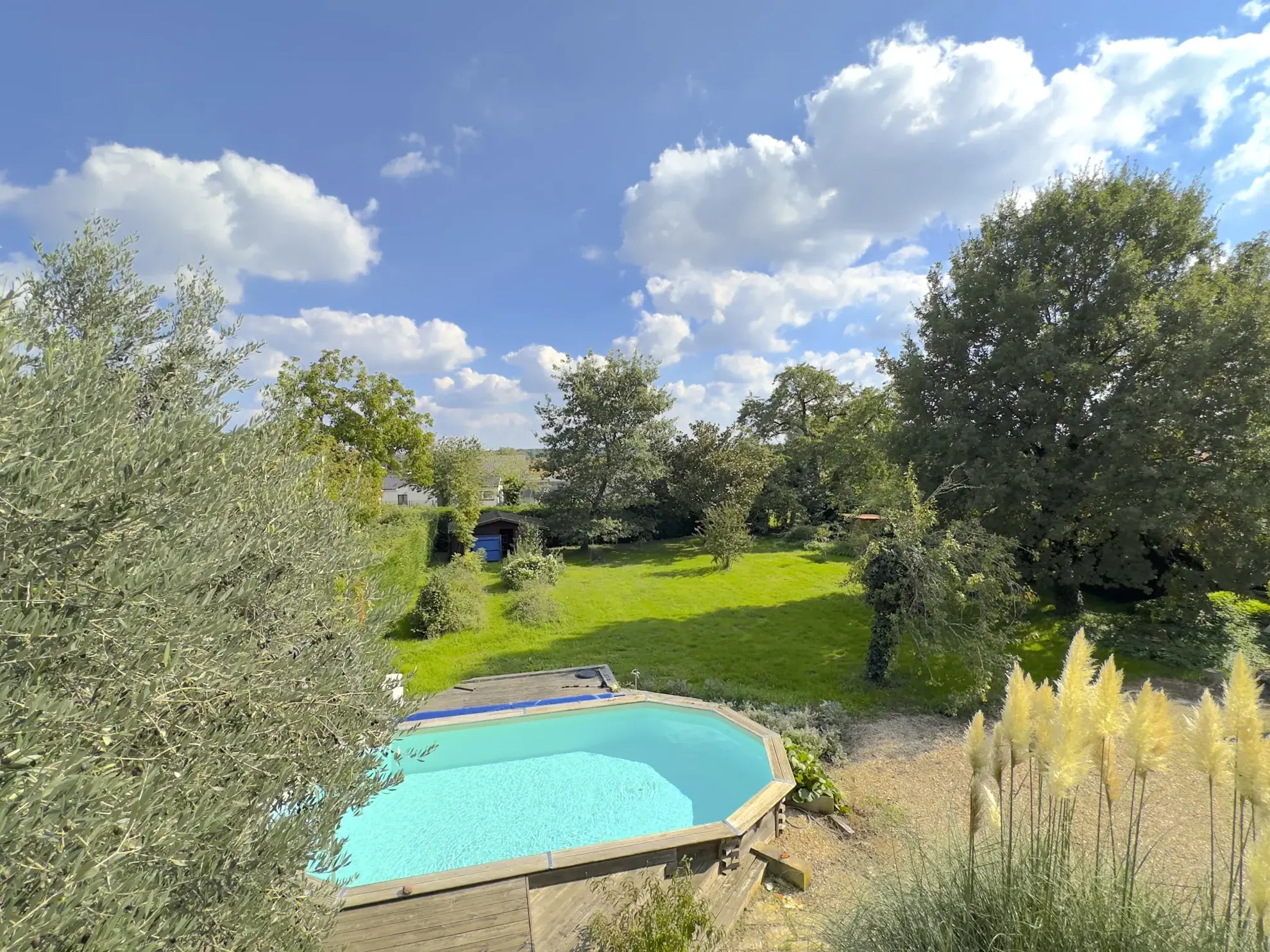 Maison en pierre avec piscine, dépendances et charme authentique à Naintré 