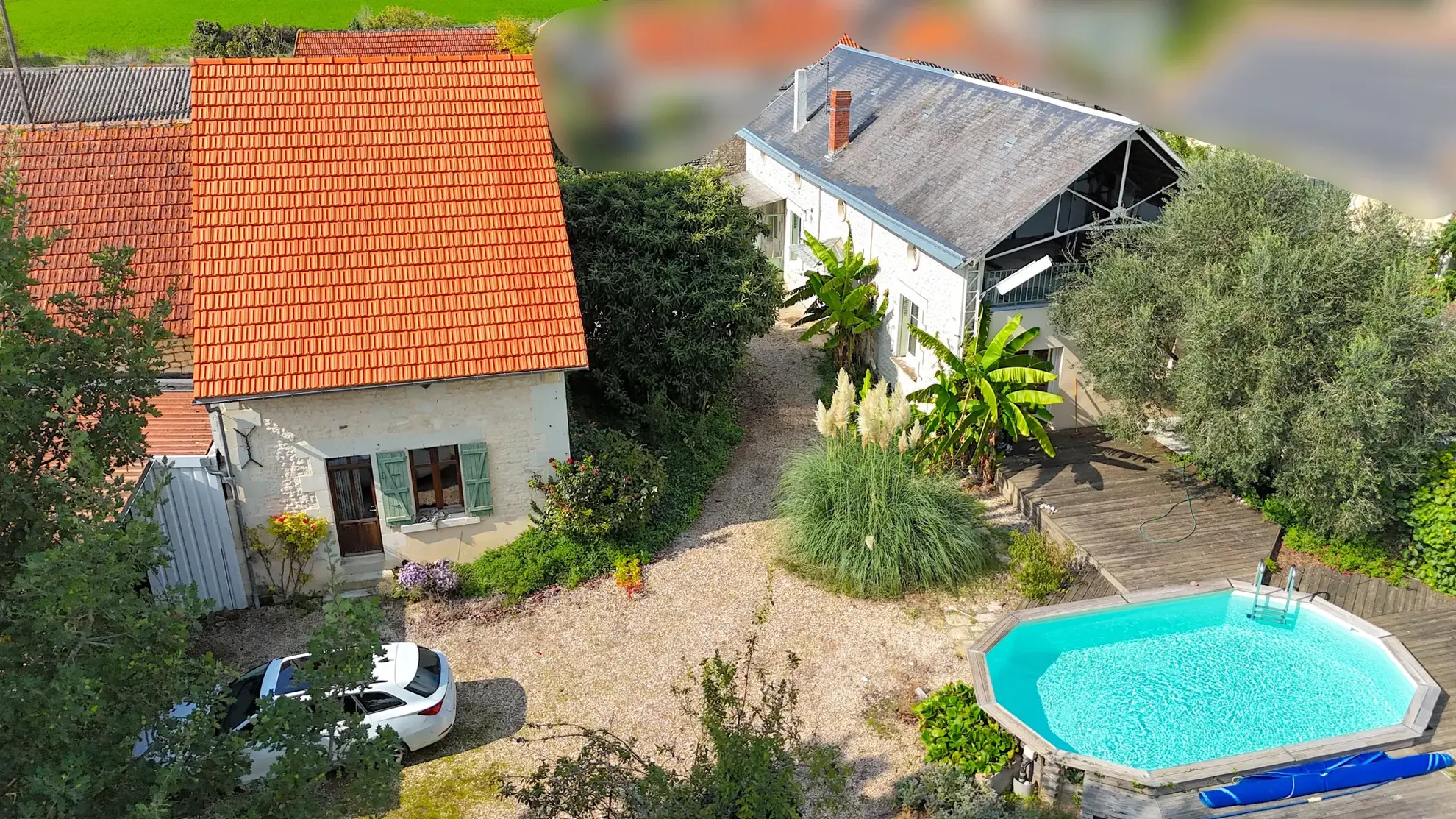 Maison en pierre avec piscine, dépendances et charme authentique à Naintré 