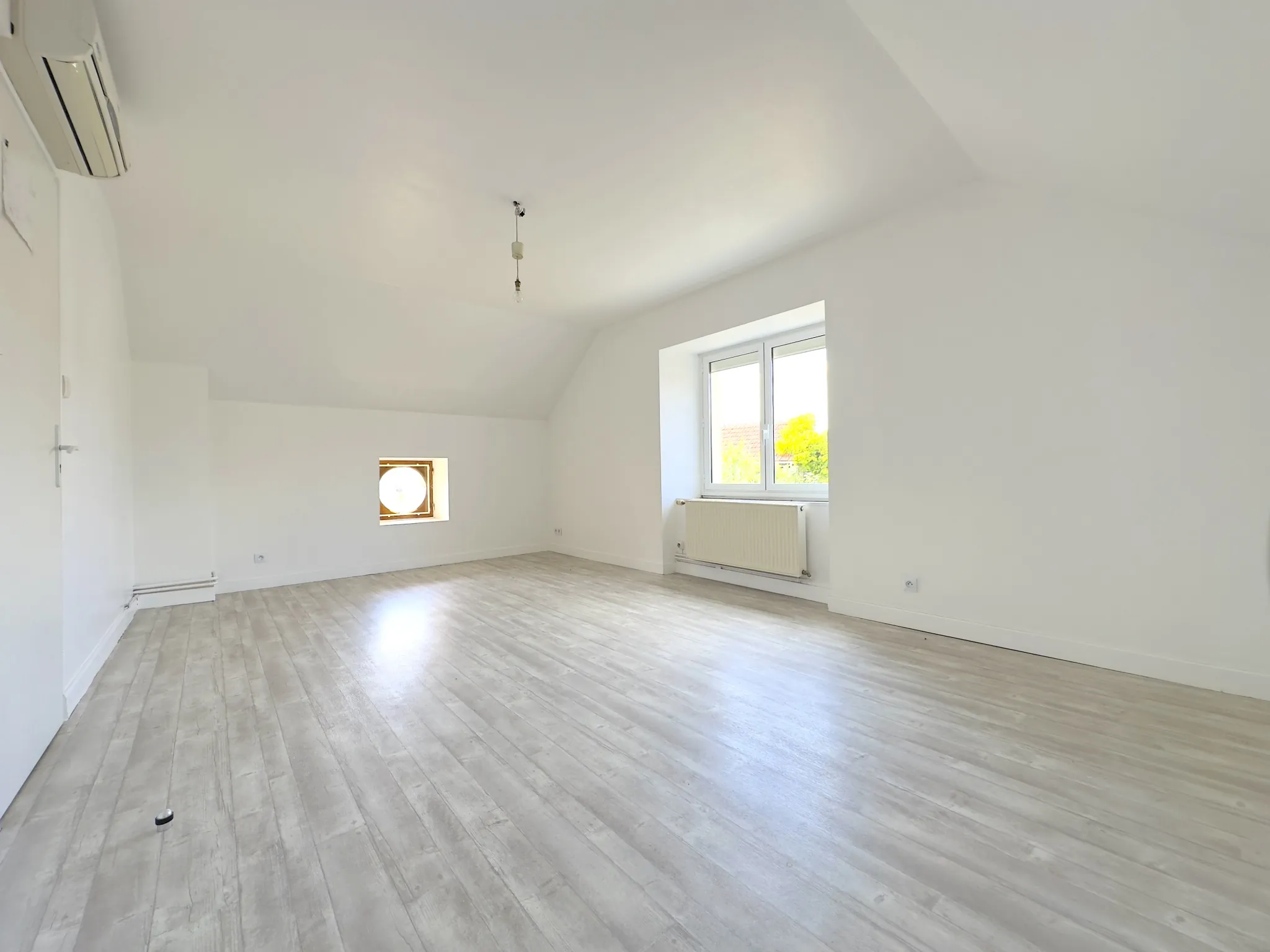 Maison en pierre avec piscine, dépendances et charme authentique à Naintré 