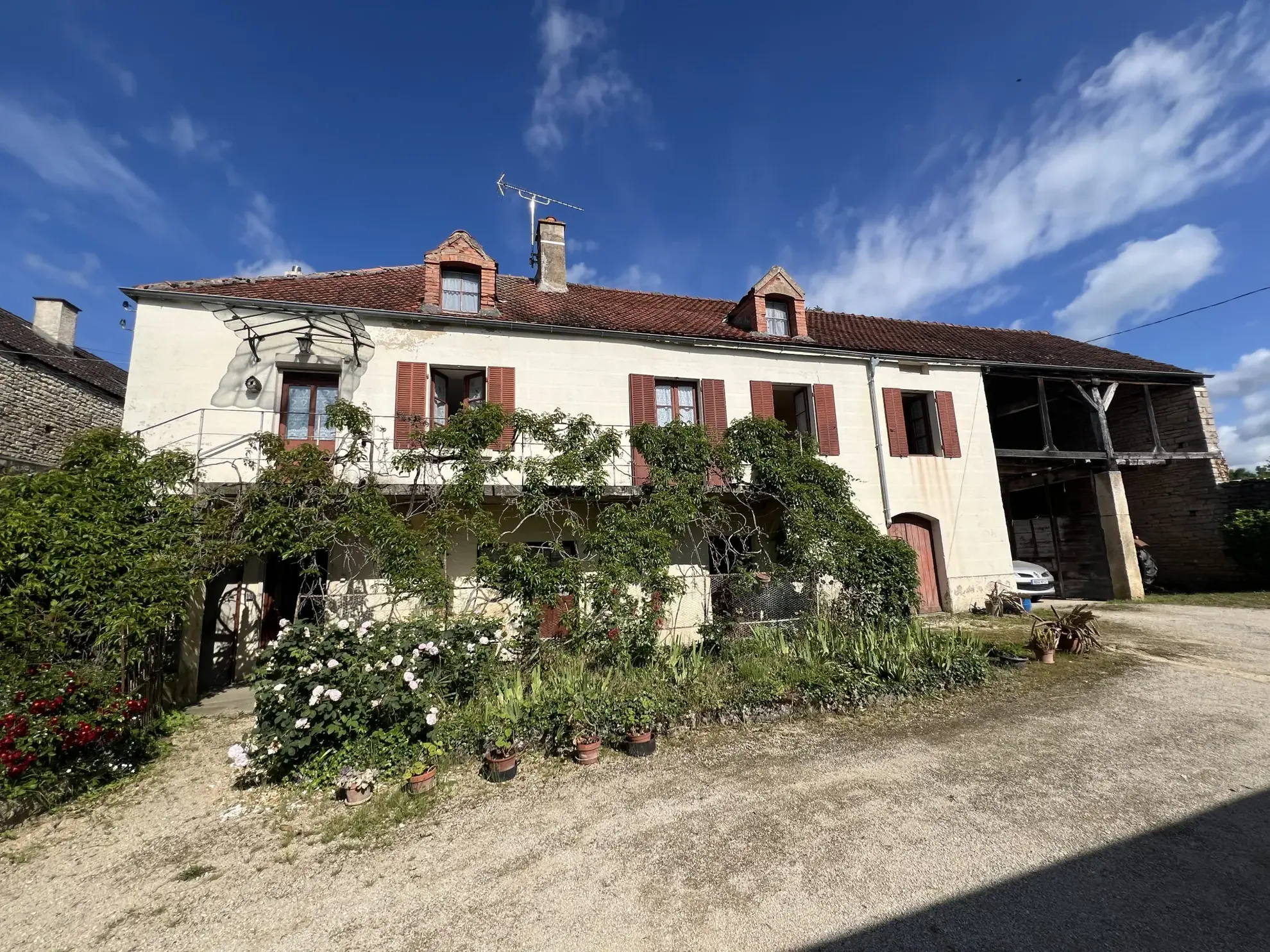 Maison à rénover avec dépendances et terrain proche Montbard en Côte-d'Or