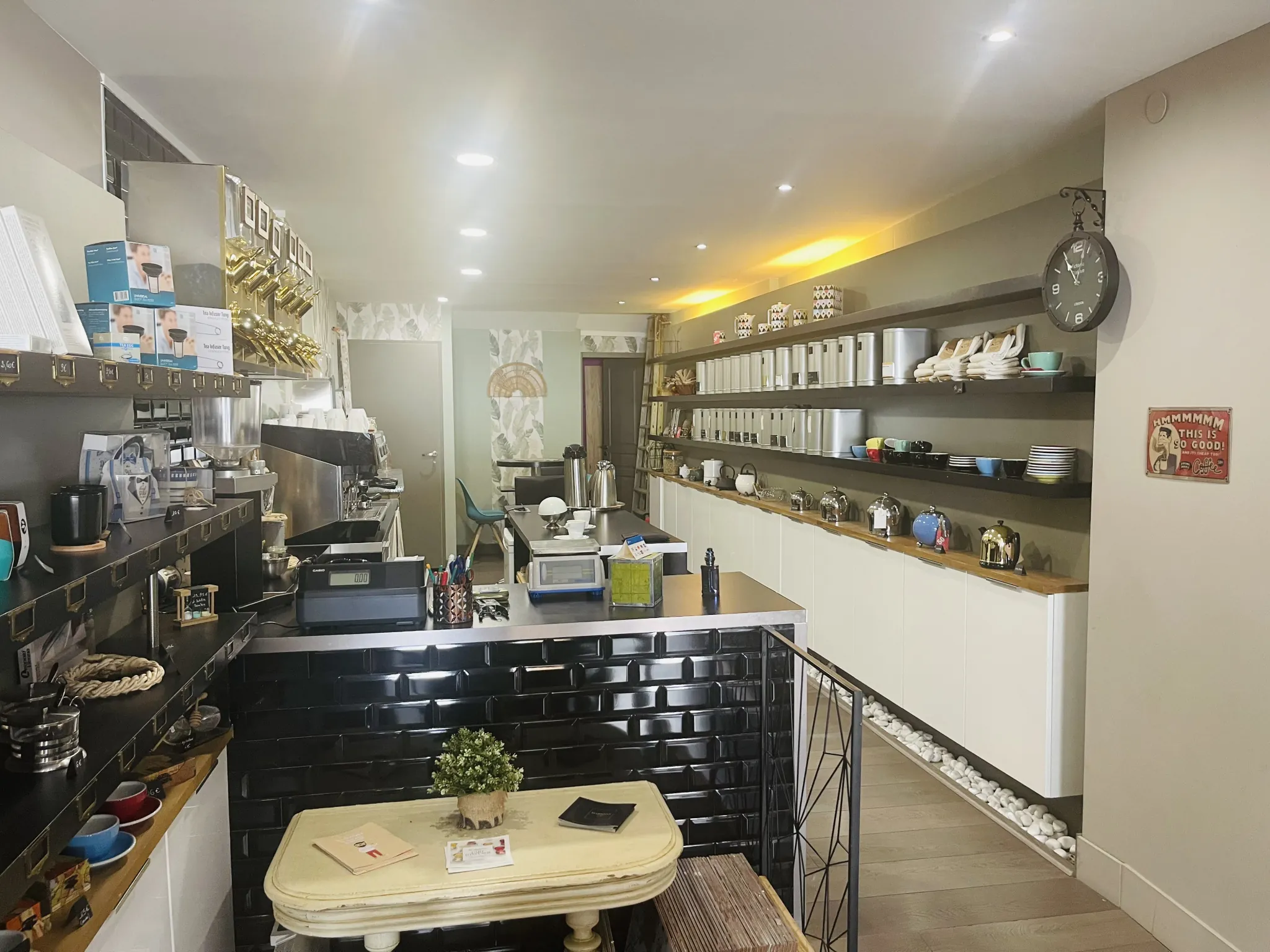 Maison rénovée avec local commercial au centre de Limoux, opportunité d'investissement 