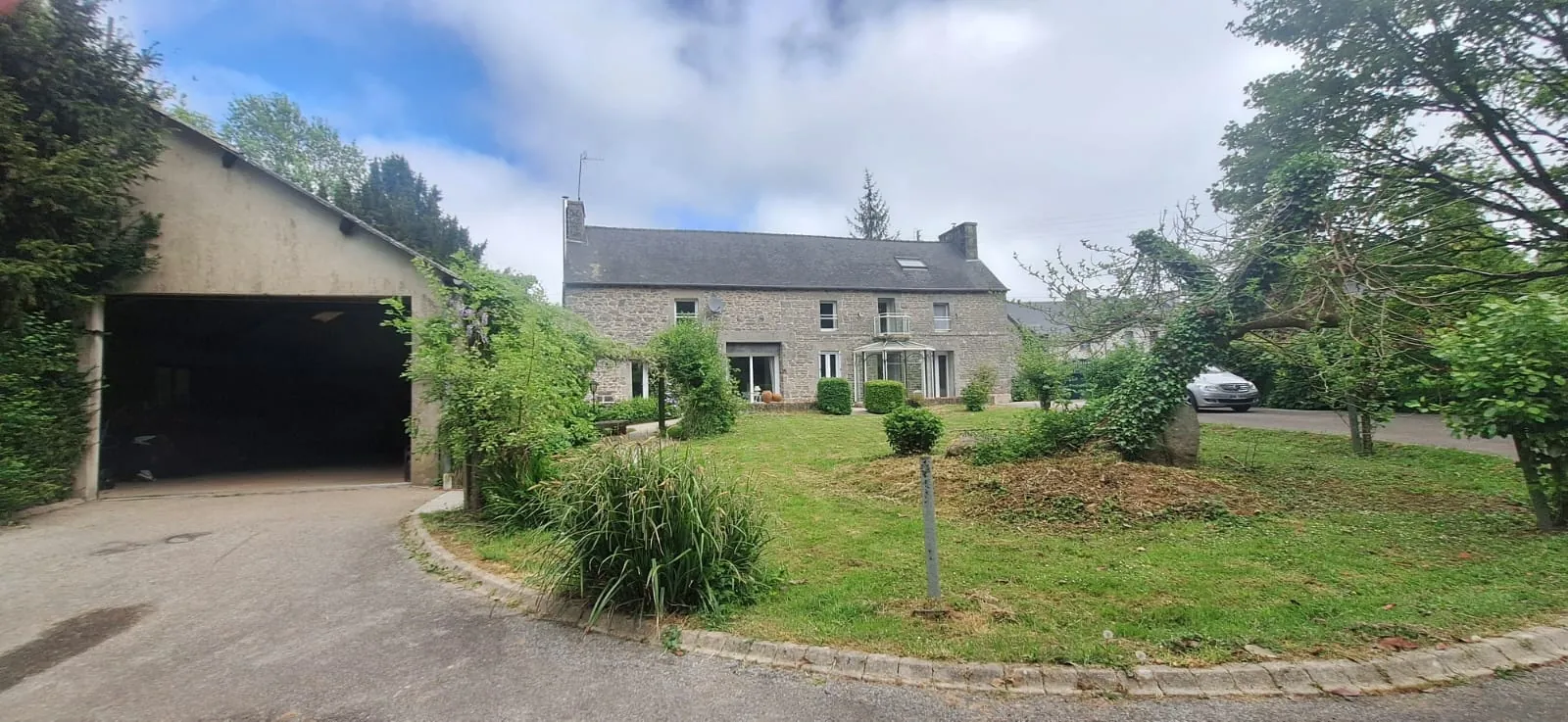 Maison de campagne à Saint-Jacut-du-Mené de 184 m² avec terrain arboré