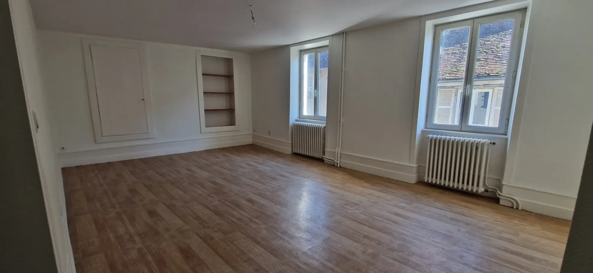 Maison à vendre à Lubersac avec garage et 2 chambres, proche commerces