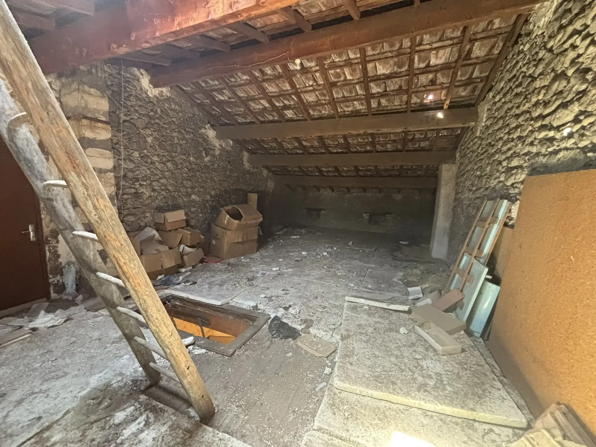 Maison de village à rénover avec jardin et garage au cœur de Buis-les-Baronnies 