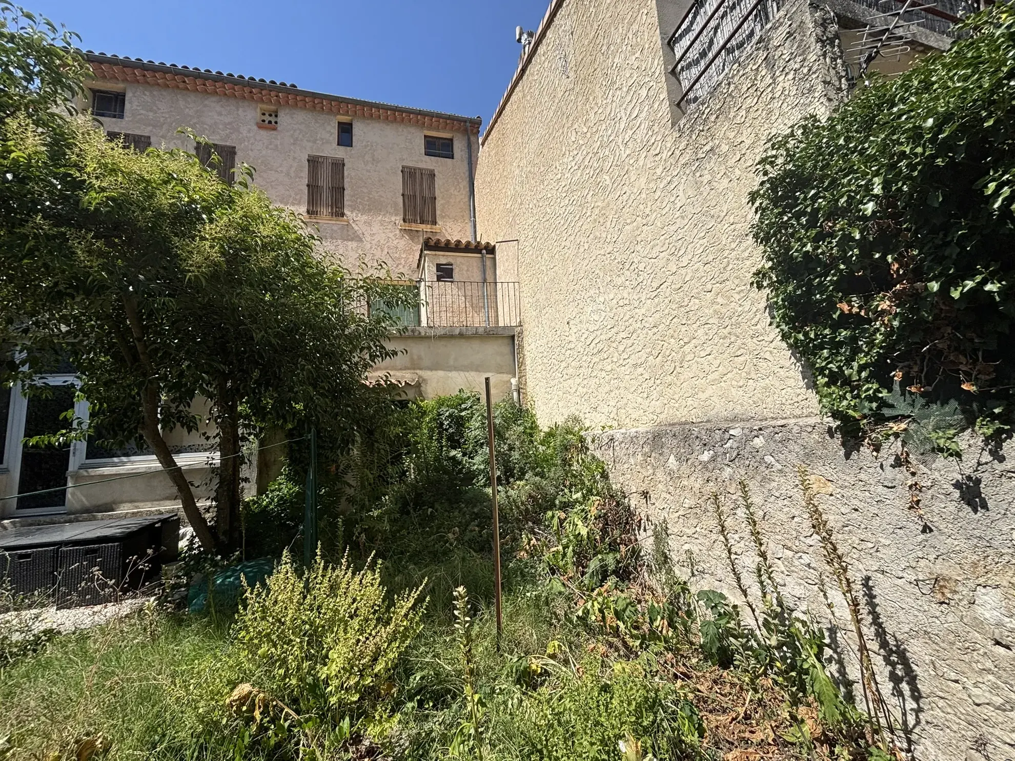 Maison de village à rénover avec jardin et garage au cœur de Buis-les-Baronnies 