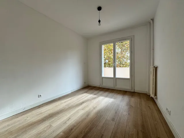 Appartement T3 rénové de 58 m² avec balcon, parking et ascenseur à Toulon 