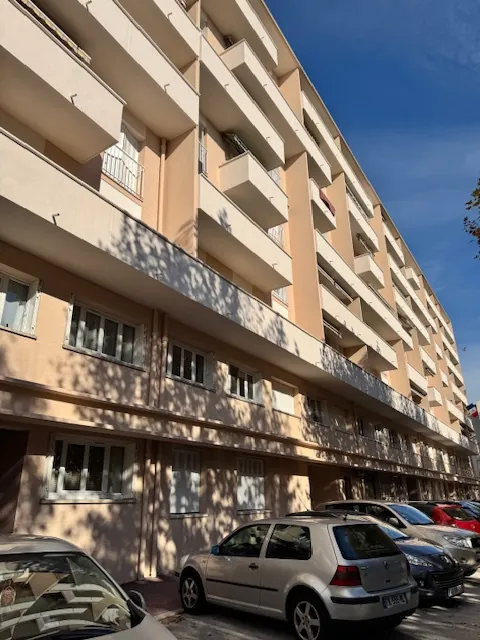 Appartement T3 rénové de 58 m² avec balcon, parking et ascenseur à Toulon
