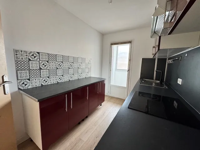 Appartement T3 rénové de 58 m² avec balcon, parking et ascenseur à Toulon 