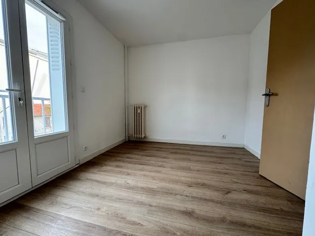 Appartement T3 rénové de 58 m² avec balcon, parking et ascenseur à Toulon 