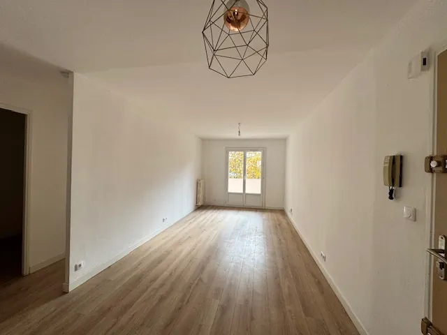 Appartement T3 rénové de 58 m² avec balcon, parking et ascenseur à Toulon 