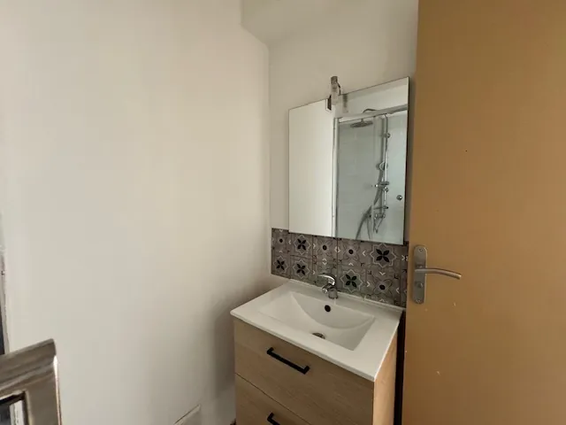 Appartement T3 rénové de 58 m² avec balcon, parking et ascenseur à Toulon 