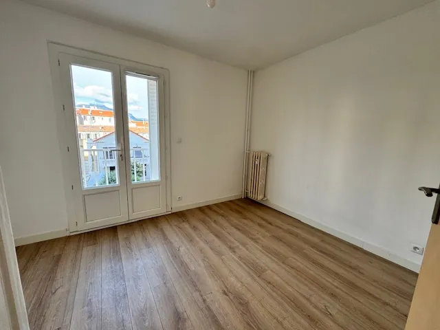 Appartement T3 rénové de 58 m² avec balcon, parking et ascenseur à Toulon 