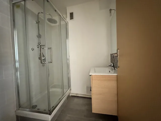 Appartement T3 rénové de 58 m² avec balcon, parking et ascenseur à Toulon 