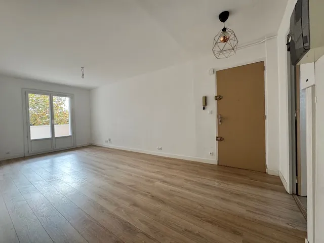 Appartement T3 rénové de 58 m² avec balcon, parking et ascenseur à Toulon 