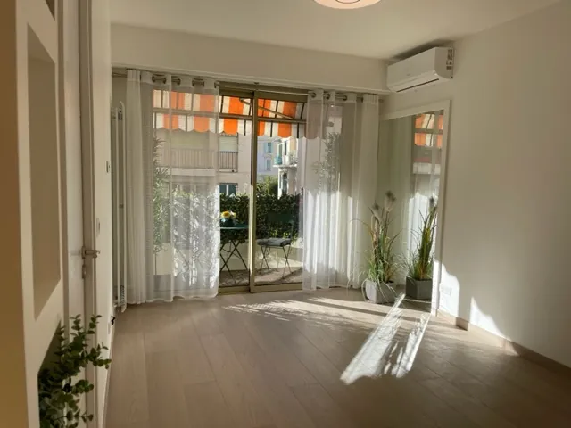 Appartement 2 pièces rénové avec terrasse à Nice Parc Impérial