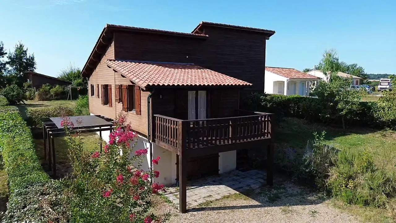 Maison moderne en bois avec jardin à Ribérac de 156 m²