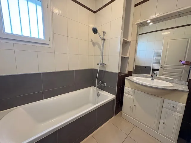 Maison récente à vendre à Breuillet avec 3 chambres, terrasse et garage 