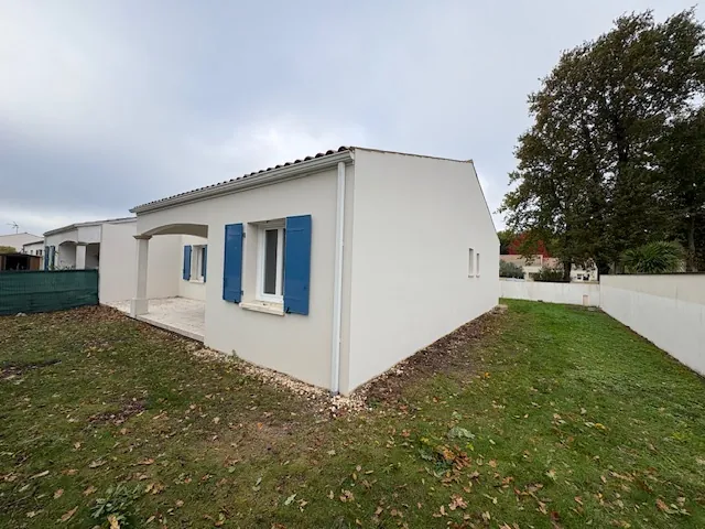 Maison récente à vendre à Breuillet avec 3 chambres, terrasse et garage 