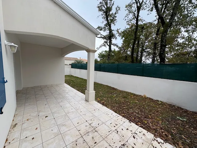 Maison récente à vendre à Breuillet avec 3 chambres, terrasse et garage 