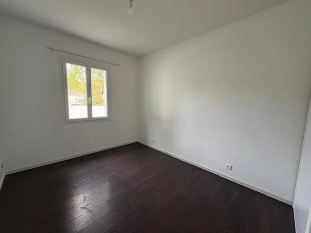 Maison récente à vendre à Breuillet avec 3 chambres, terrasse et garage 