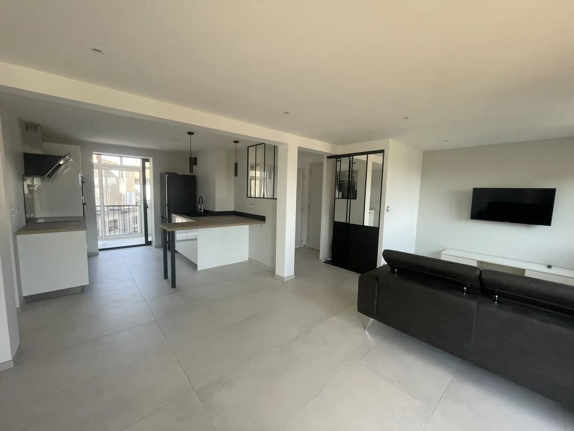 Appartement F3 rénové avec balcon, cave et garage au centre-ville d’Alès