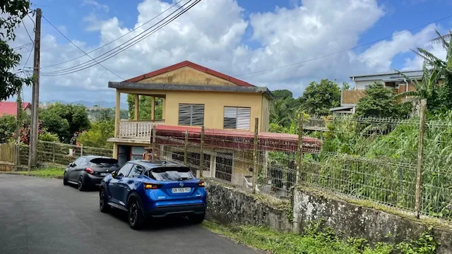 Maison F4 à rénover avec jardin et vue campagne à Fort-de-France