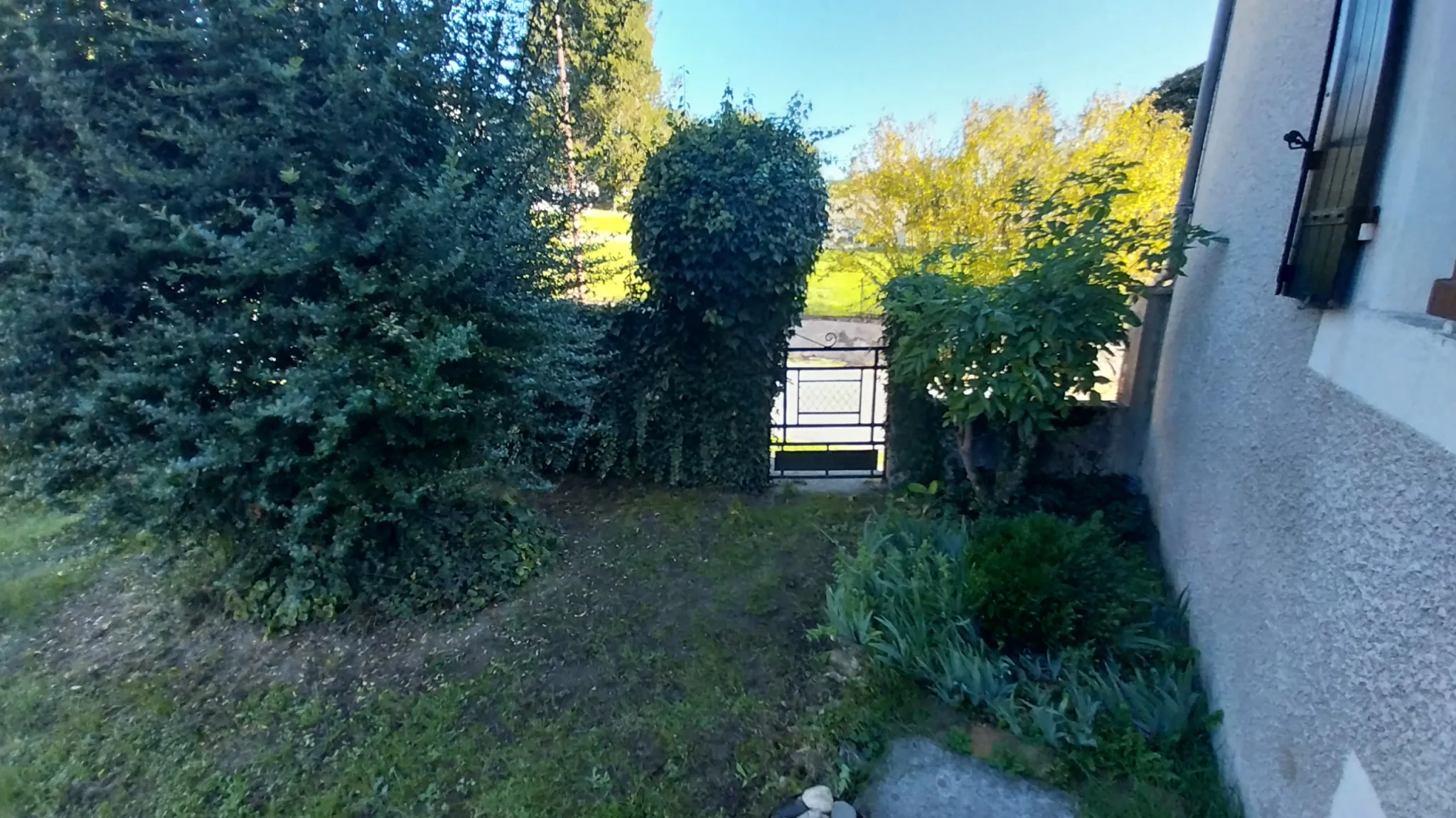 Spacieuse maison en pierre de 210m² avec jardin et vue village en Dordogne 