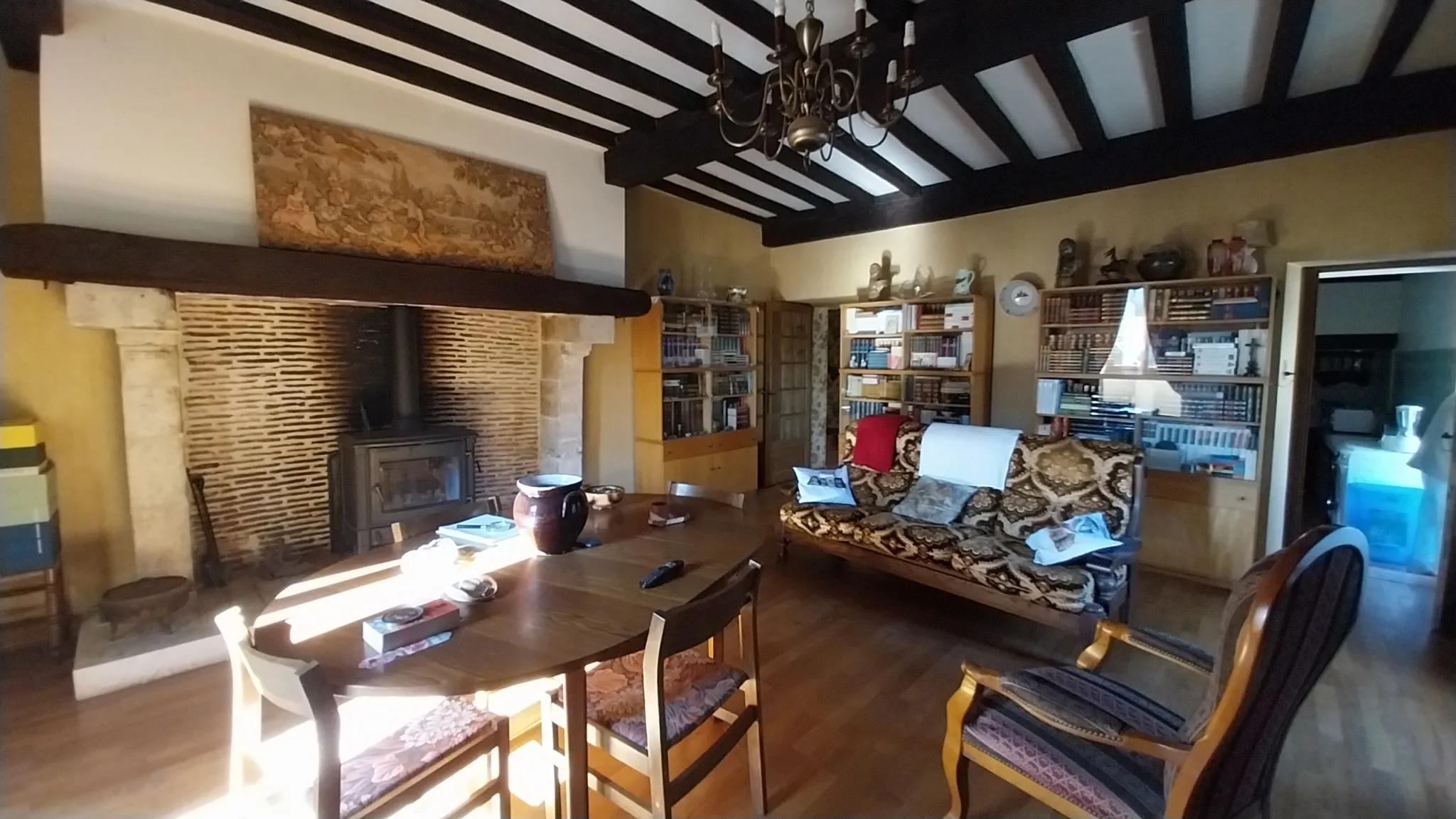 Spacieuse maison en pierre de 210m² avec jardin et vue village en Dordogne 