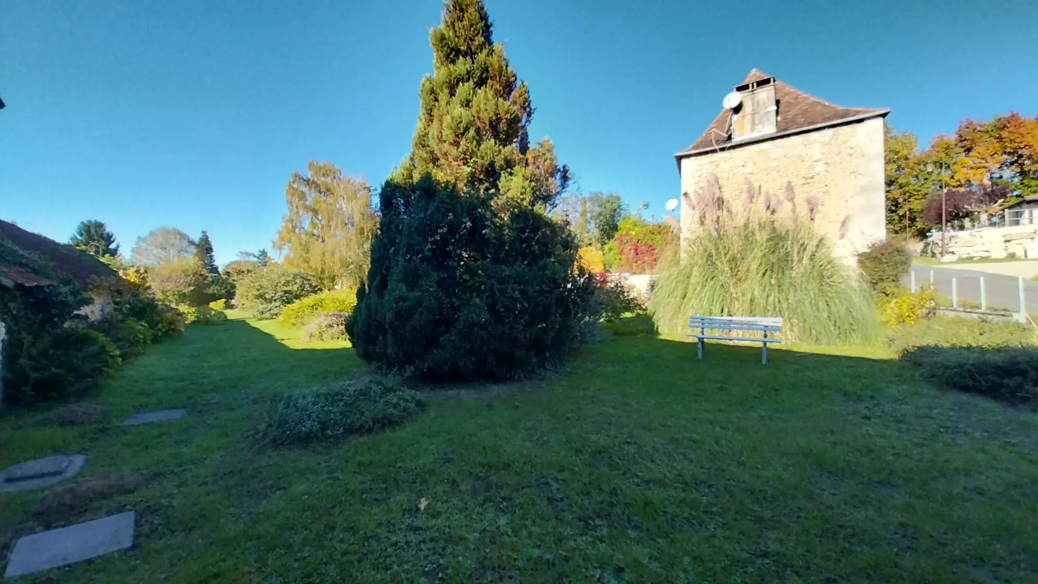 Spacieuse maison en pierre de 210m² avec jardin et vue village en Dordogne 