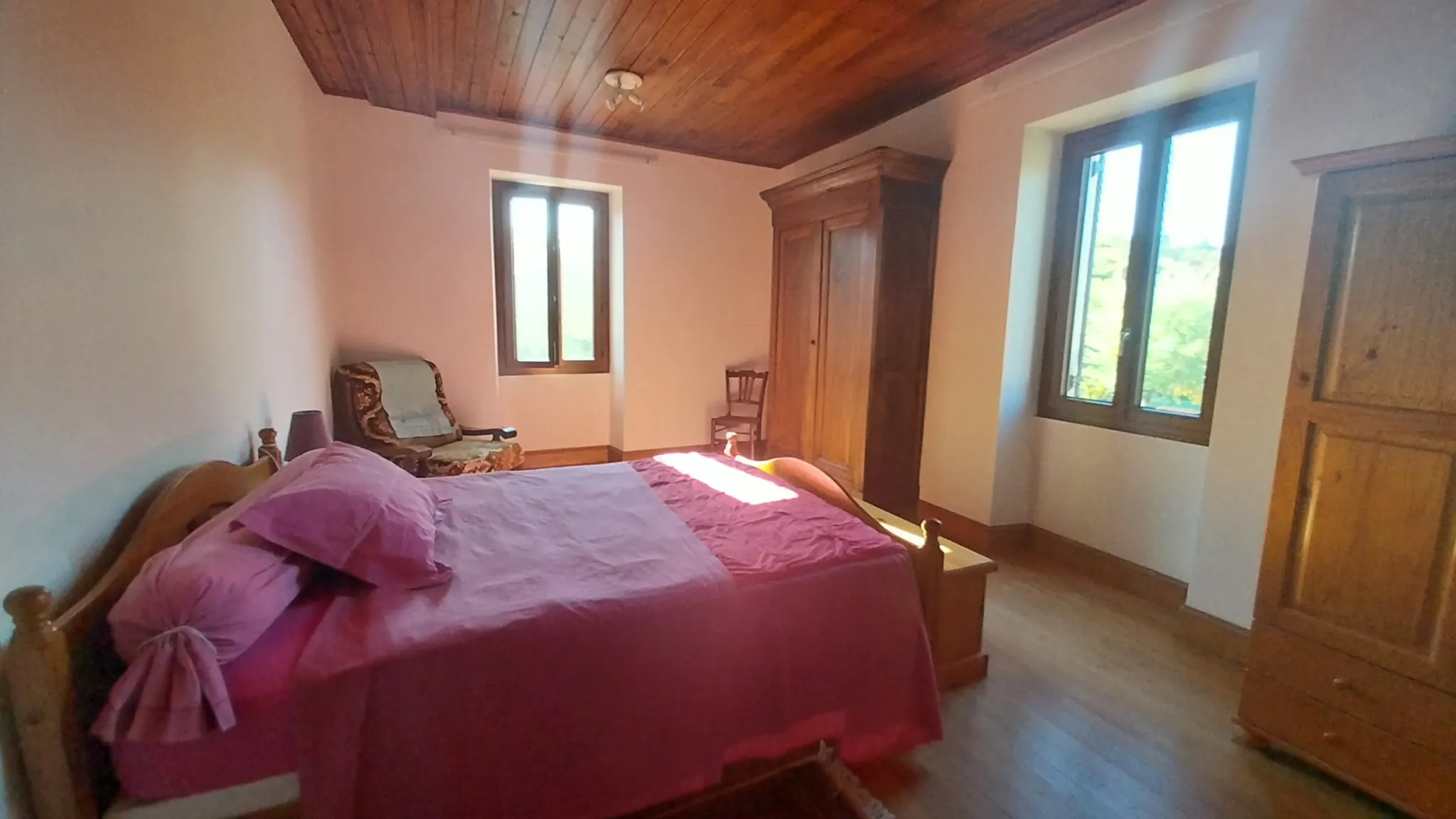 Spacieuse maison en pierre de 210m² avec jardin et vue village en Dordogne 